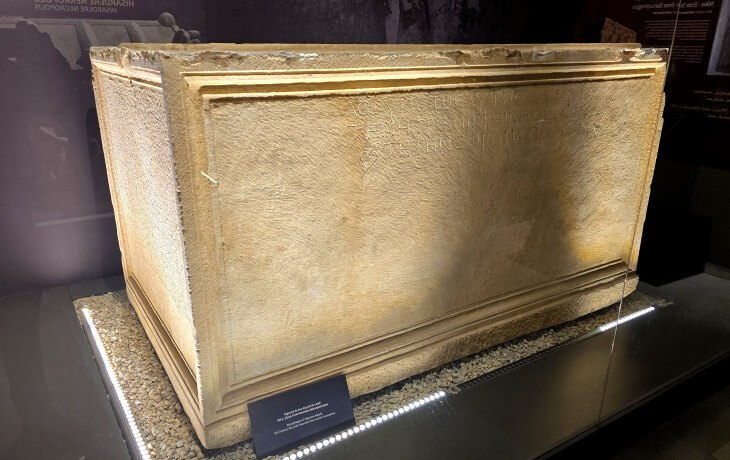 İznik Müzesi’nde sergilenen, Grekçe yazıtıyla Nigrenie’nin genç yaşta kaybettiği kızı Astyrist için yaptırdığı sade Roma dönemi lahdi ve düz yüzeyli anıtsal tasarımının detaylı görünümü.